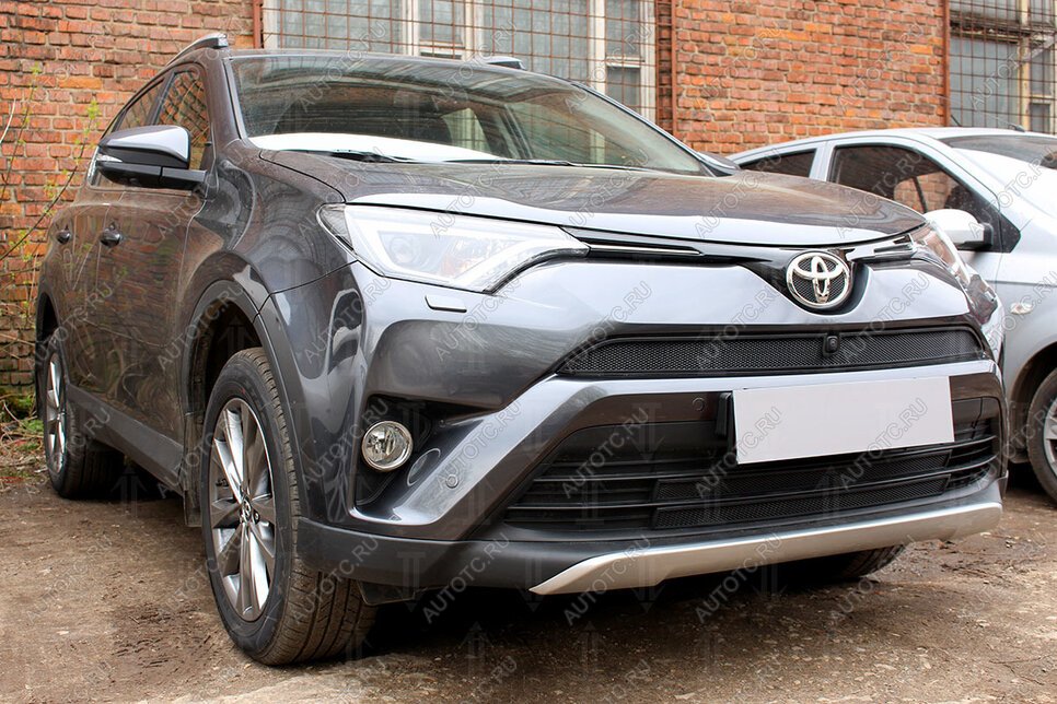 2 499 р. Защита радиатора (верх с камерой) Стрелка11 Стандарт  Toyota RAV4  XA40 (2015-2019) 5 дв. рестайлинг (черная)  с доставкой в г. Калуга