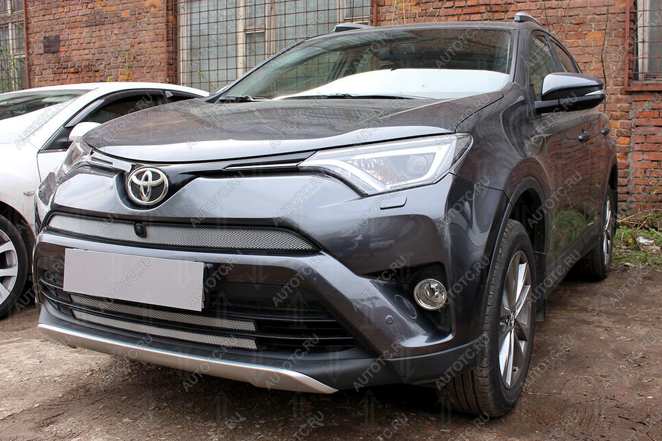 2 599 р. Защита радиатора (верх с камерой) Стрелка11 Стандарт  Toyota RAV4  XA40 (2015-2019) 5 дв. рестайлинг (хром)  с доставкой в г. Калуга