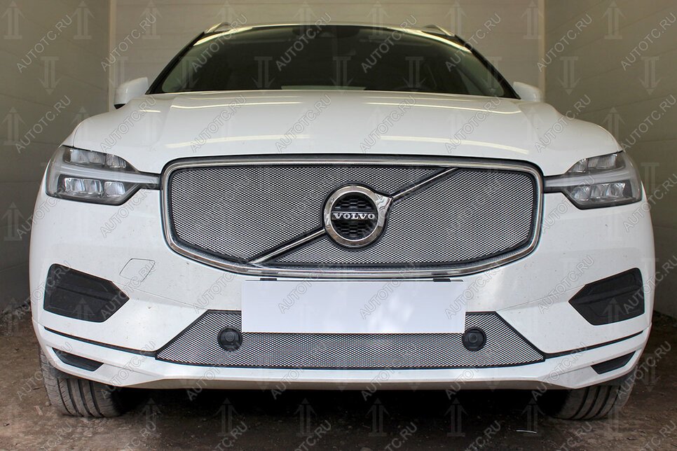 4 099 р. Защита радиатора (Inscription) (верх 2 части) Стрелка11 Стандарт  Volvo XC60 (2017-2022) (хром)  с доставкой в г. Калуга