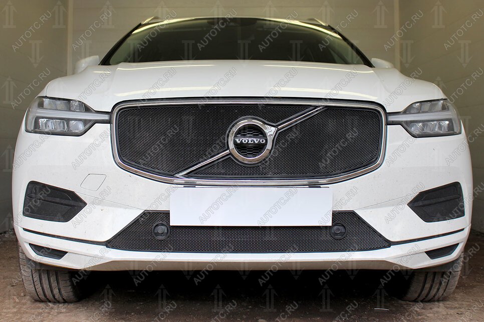 3 499 р. Защита радиатора (R-Design) (верх 2 части) Стрелка11 Стандарт Volvo XC60 (2017-2022) (черная)  с доставкой в г. Калуга