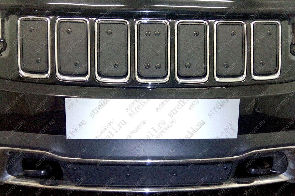 1 199 р. Зимняя заглушка решетки радиатора (верх) (Laredo, Limited) Стрелка11  Jeep Grand Cherokee  WK2 (2013-2018) 1-ый рестайлинг (черная)  с доставкой в г. Калуга