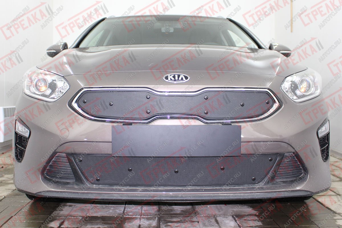 599 р. Зимняя заглушка решетки радиатора (верх) Стрелка11  KIA Ceed  3 CD (2018-2024) универсал, хэтчбэк (черная)  с доставкой в г. Калуга