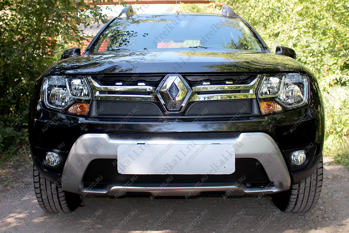 599 р. Зимняя заглушка решетки радиатора (верх) Стрелка11  Renault Duster  HS (2015-2021) рестайлинг (черная)  с доставкой в г. Калуга