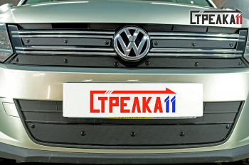 1 199 р. Зимняя заглушка решетки радиатора (верх 4 части) Стрелка11  Volkswagen Tiguan  NF (2011-2017) рестайлинг (черная)  с доставкой в г. Калуга. Увеличить фотографию 1