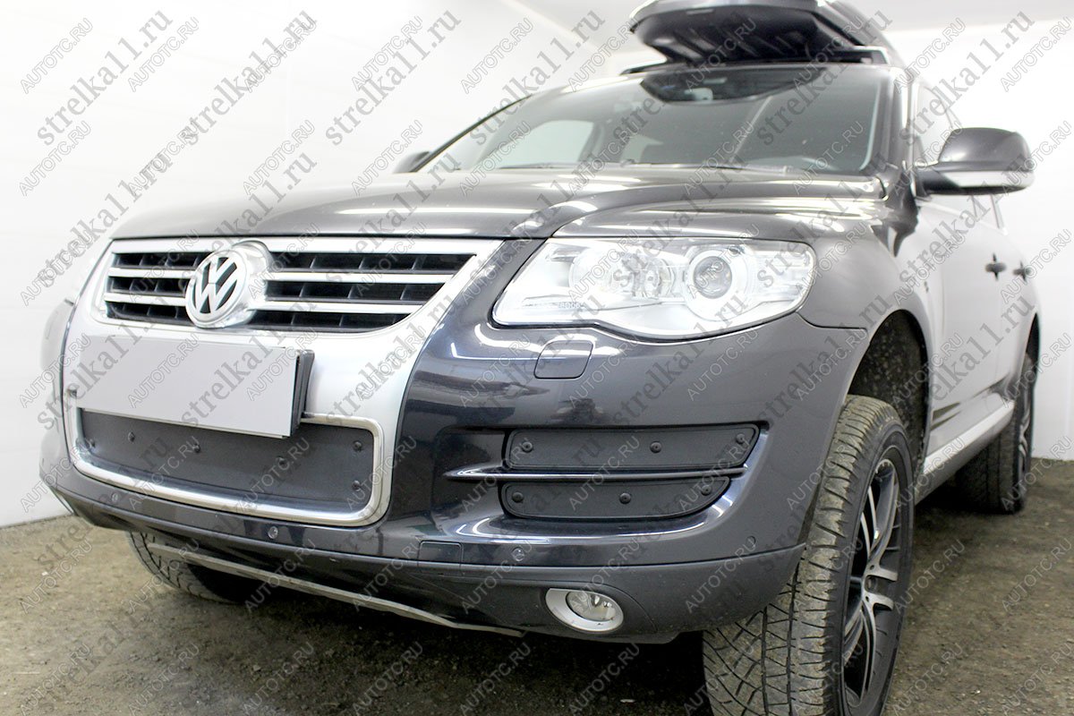 599 р. Зимняя заглушка решетки радиатора (боковая 4 части) Стрелка11  Volkswagen Touareg  GP (2006-2010) рестайлинг (черная)  с доставкой в г. Калуга