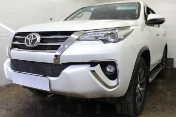 3 999 р. Защита радиатора (верх) (Black Onyx) Стрелка11 PREMIUM  Toyota Fortuner  AN160 (2020-2024) рестайлинг (черная)  с доставкой в г. Калуга. Увеличить фотографию 1