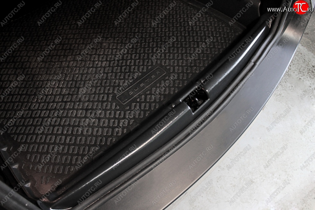 1 199 р. Пластиковый порожек в багажник автомобиля RA  Renault Duster  HS (2015-2021) (Без скотча)  с доставкой в г. Калуга