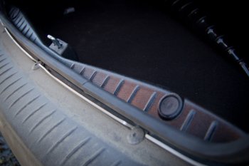 1 149 р. Накладка в проём багажника АртФорм  Renault Logan  2 (2014-2024)  с доставкой в г. Калуга. Увеличить фотографию 1
