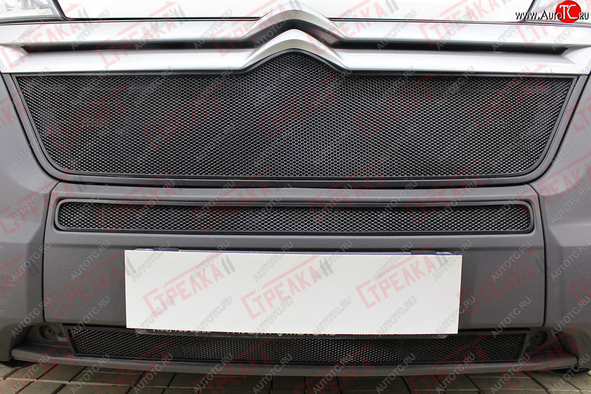 3 899 р. Защитная сетка радиатора в бампер (ячейка 3х7 мм, середина+низ) Стрелка 11 Стандарт Fiat Ducato 290 (2014-2024) (черная)  с доставкой в г. Калуга