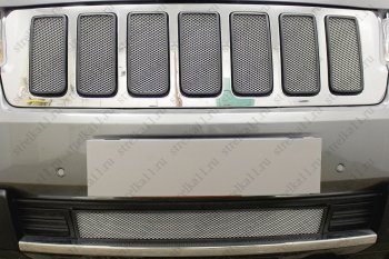 3 099 р. Защитная сетка радиатора в бампер (ячейка 3х7 мм) Стрелка11 Стандарт  Jeep Grand Cherokee  WK2 (2010-2013) (черная)  с доставкой в г. Калуга. Увеличить фотографию 2