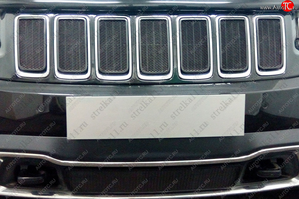 3 099 р. Защитная сетка радиатора в бампер (ячейка 3х7 мм, кроме SRT8) Стрелка11 Стандарт  Jeep Grand Cherokee  WK2 (2013-2018) (черная)  с доставкой в г. Калуга