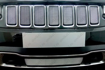 3 199 р. Защитная сетка радиатора в бампер (ячейка 3х7 мм, кроме SRT8) Стрелка11 Стандарт  Jeep Grand Cherokee  WK2 (2013-2018) (хром)  с доставкой в г. Калуга. Увеличить фотографию 1
