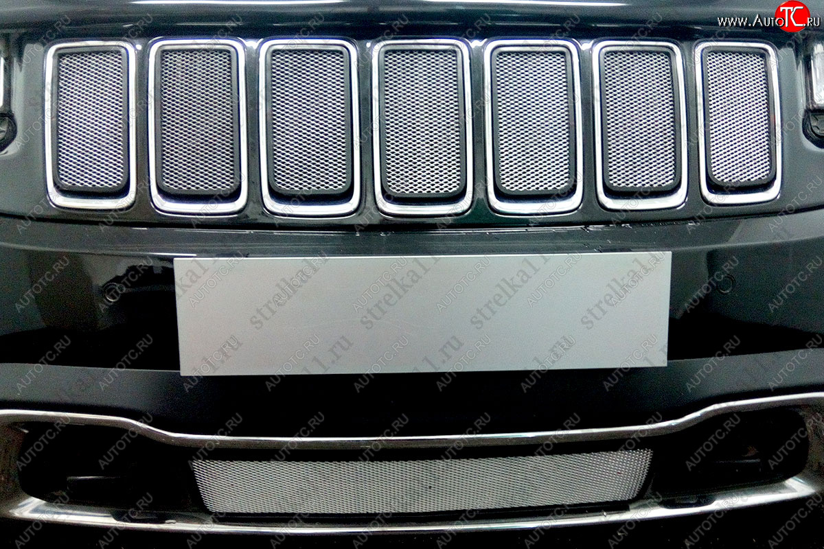 3 199 р. Защитная сетка радиатора в бампер (ячейка 3х7 мм, кроме SRT8) Стрелка11 Стандарт  Jeep Grand Cherokee  WK2 (2013-2018) (хром)  с доставкой в г. Калуга