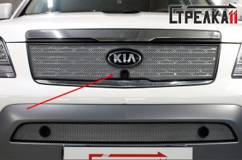 3 899 р. Защитная сетка радиатора в бампер (ячейка 3х7 мм, верх, под камеру) Стрелка11 Стандарт  KIA Mohave  HM (2017-2020) (хром)  с доставкой в г. Калуга. Увеличить фотографию 1