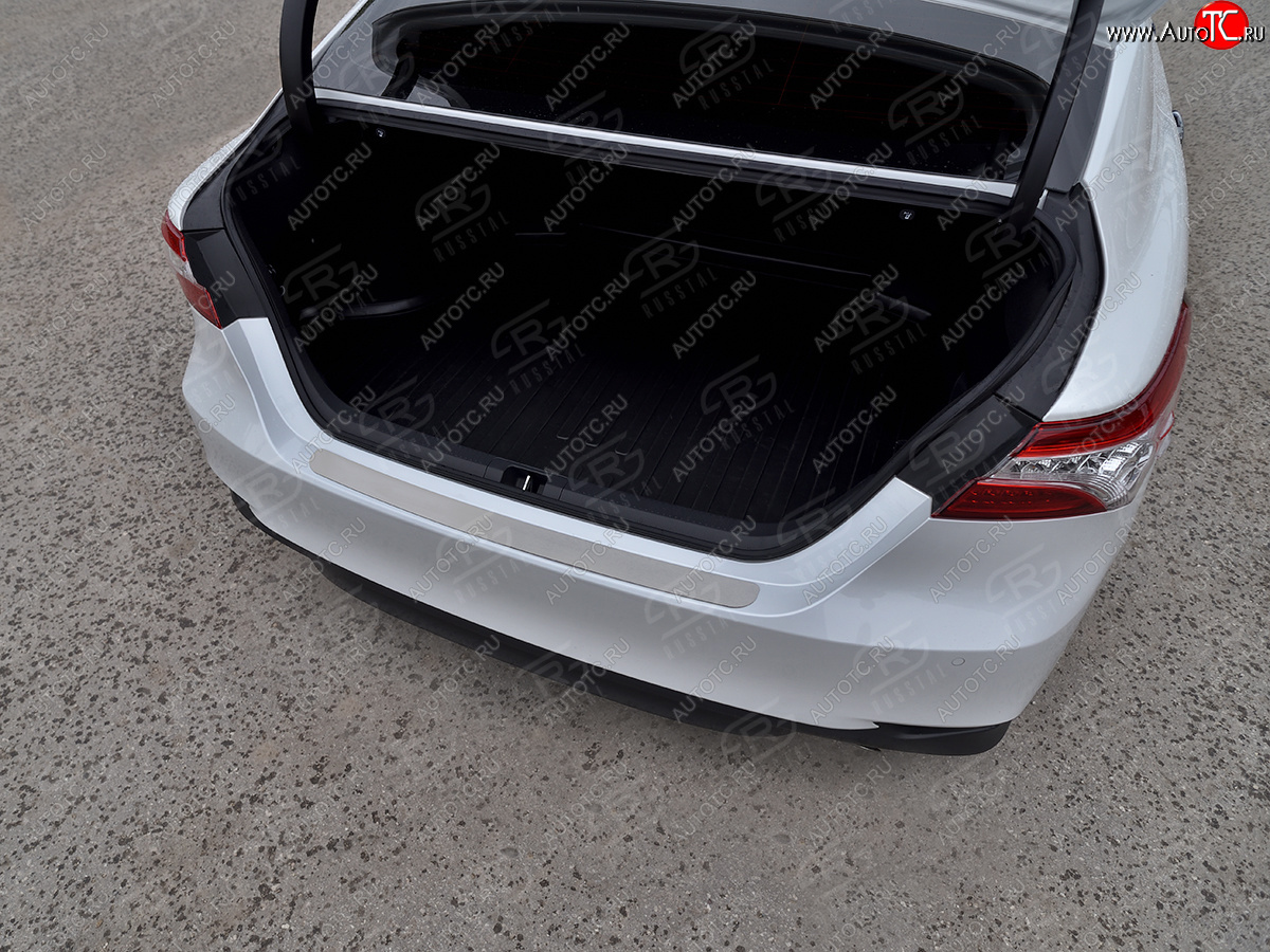2 899 р. Защитная накладка заднего бампера Russtal  Toyota Camry  XV70 (2017-2021) (нержавейка шлифованная)  с доставкой в г. Калуга