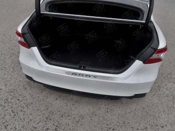 3 599 р. Защитная накладка заднего бампера Russtal Toyota Camry XV70 дорестайлинг (2017-2021) (нержавейка шлифованная с надписью)  с доставкой в г. Калуга. Увеличить фотографию 1