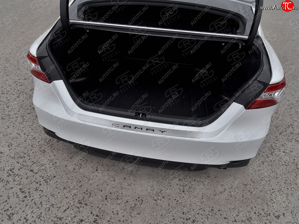 3 599 р. Защитная накладка заднего бампера Russtal  Toyota Camry  XV70 (2017-2021) (нержавейка шлифованная с надписью)  с доставкой в г. Калуга