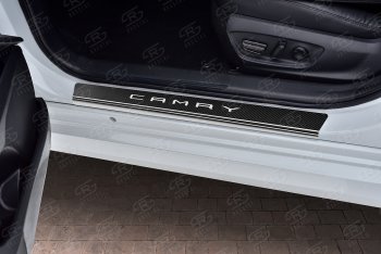 2 599 р. Накладки порожков салона Russtal  Toyota Camry  XV70 (2017-2021) (нержавейка с покрытием карбон, с надписью)  с доставкой в г. Калуга. Увеличить фотографию 2