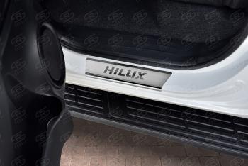 2 189 р. Накладки порожков салона Russtal  Toyota Hilux  AN120 (2016-2024) (нержавейка шлифованная с надписью)  с доставкой в г. Калуга. Увеличить фотографию 3