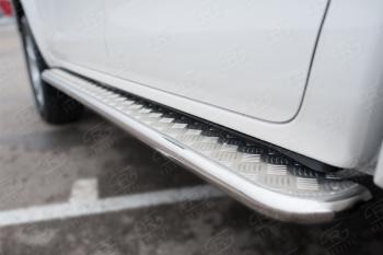 23 749 р. Порожки для ног Russtal (Ø42 мм, комплектация BLACK ONYX) Toyota Hilux AN120 2-ой рестайлинг (2020-2024) (лист - алюминий, профиль - нержавейка)  с доставкой в г. Калуга. Увеличить фотографию 1