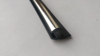 Универсальный уплотнитель FlexLine (жесткий 8 mm U-LIP, хромированная полоса, 1 погонный метр) KIA Spectra (2000-2009)