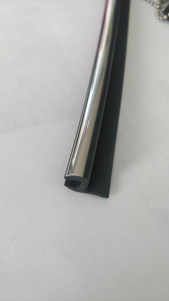 104 р. Универсальный уплотнитель FlexLine (жесткий 8 mm U-LIP, хромированная полоса, 1 погонный метр) Лада Калина 2194 универсал (2014-2018)  с доставкой в г. Калуга. Увеличить фотографию 4