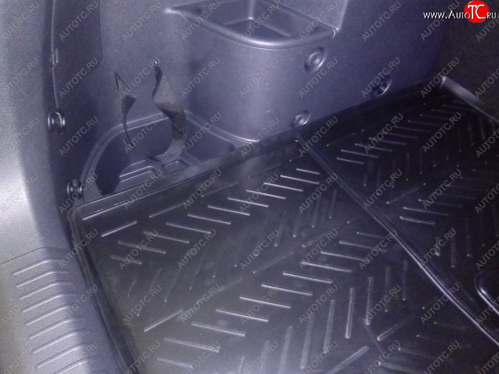989 р. Коврик в багажник Aileron (c фальшполом)  Лада Веста  SW 2181 (2017-2024)  с доставкой в г. Калуга