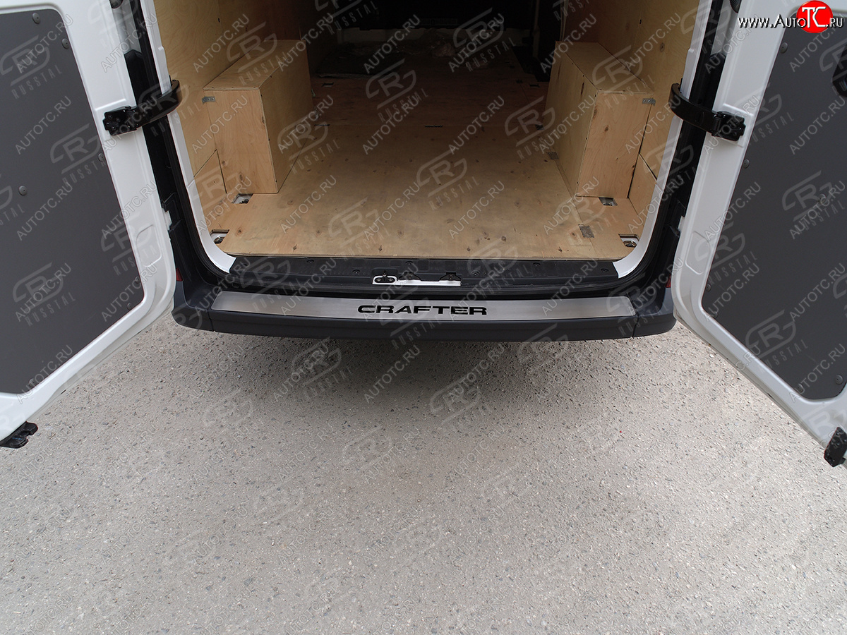 3 399 р. Защитная накладка заднего бампера Russtal  Volkswagen Crafter  2 (2017-2024) (Нержавейка шлифованная с надписью)  с доставкой в г. Калуга