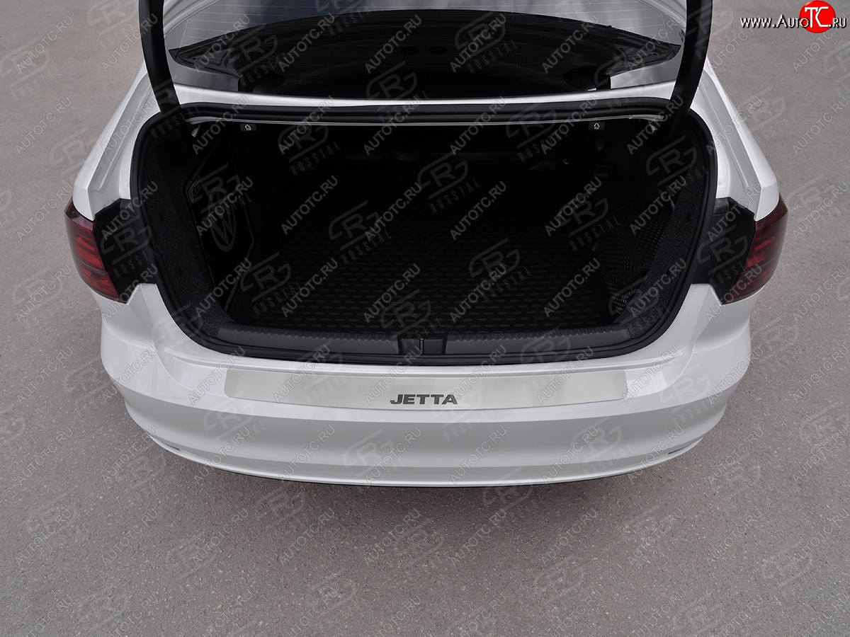 3 299 р. Защитная накладка заднего бампера Russtal  Volkswagen Jetta  A6 (2015-2018) (Нержавейка шлифованная с надписью)  с доставкой в г. Калуга