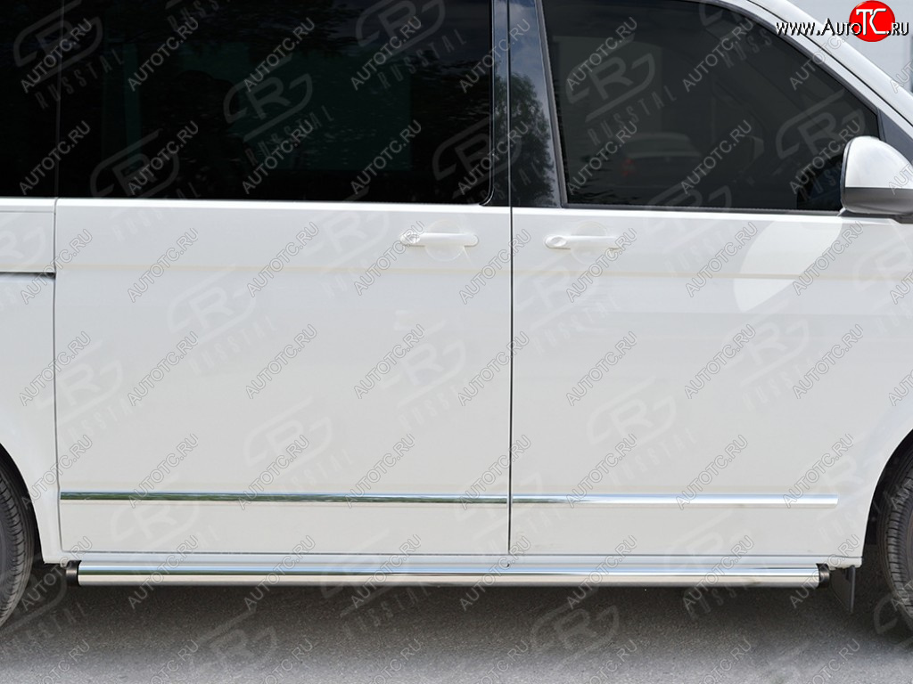 9 899 р. Защита порогов (левая сторона, длинная база, труба, d63 мм) Russtal Volkswagen Caravelle T6 дорестайлинг (2015-2019) (С пластиковыми заглушками на торцах)  с доставкой в г. Калуга