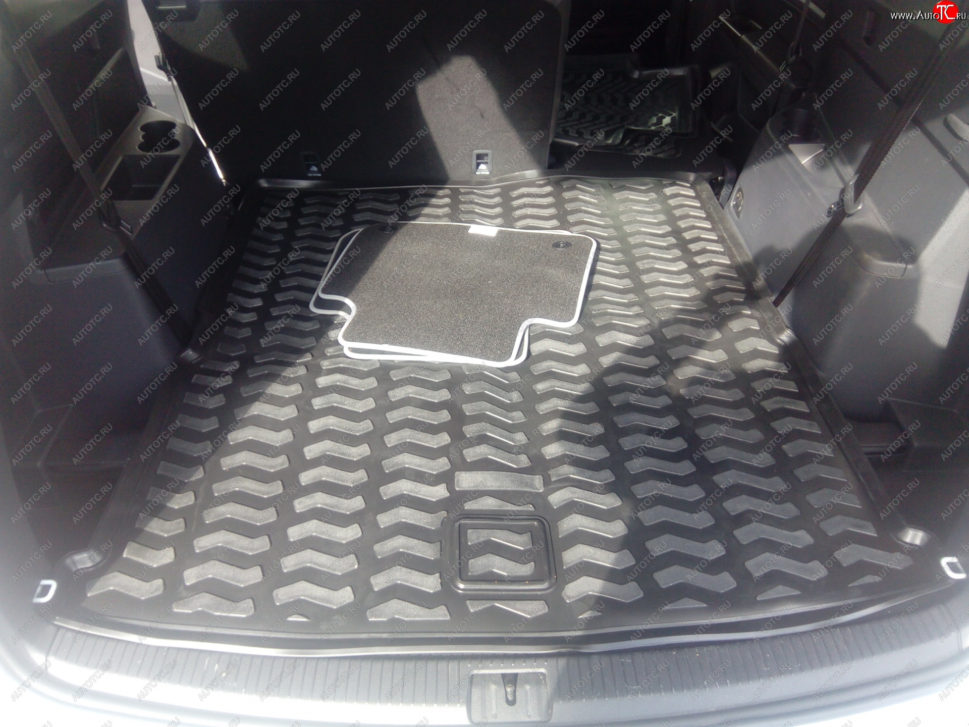 1 579 р. Коврик в багажник Aileron (3ий ряд сложен)  Volkswagen Teramont  CA1 (2016-2020)  с доставкой в г. Калуга