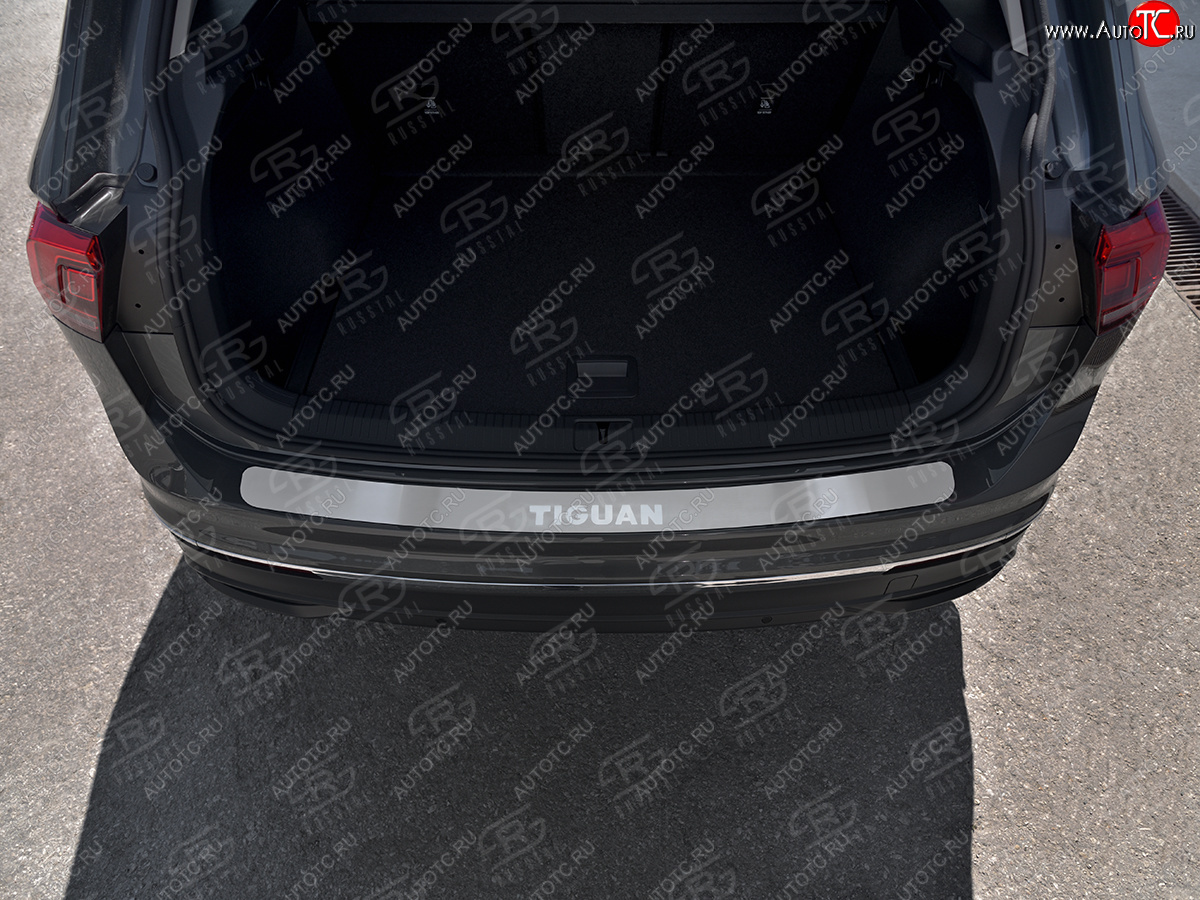 2 199 р. Защитная накладка заднего бампера Russtal  Volkswagen Tiguan  Mk2 (2020-2022) (поверхность шлифованная с надписью)  с доставкой в г. Калуга