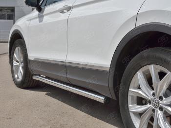 15 299 р. Защита порогов (Ø63 мм, NOT R-LINE) Russtal Volkswagen Tiguan Mk2 рестайлинг (2020-2022) (торцы с пластиковыми заглушками, полированная нержавейка)  с доставкой в г. Калуга. Увеличить фотографию 1