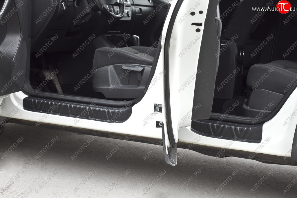 2 459 р. Накладки порожков салона RA  Volkswagen Tiguan  NF (2011-2017) (Комплект (передние+задние))  с доставкой в г. Калуга